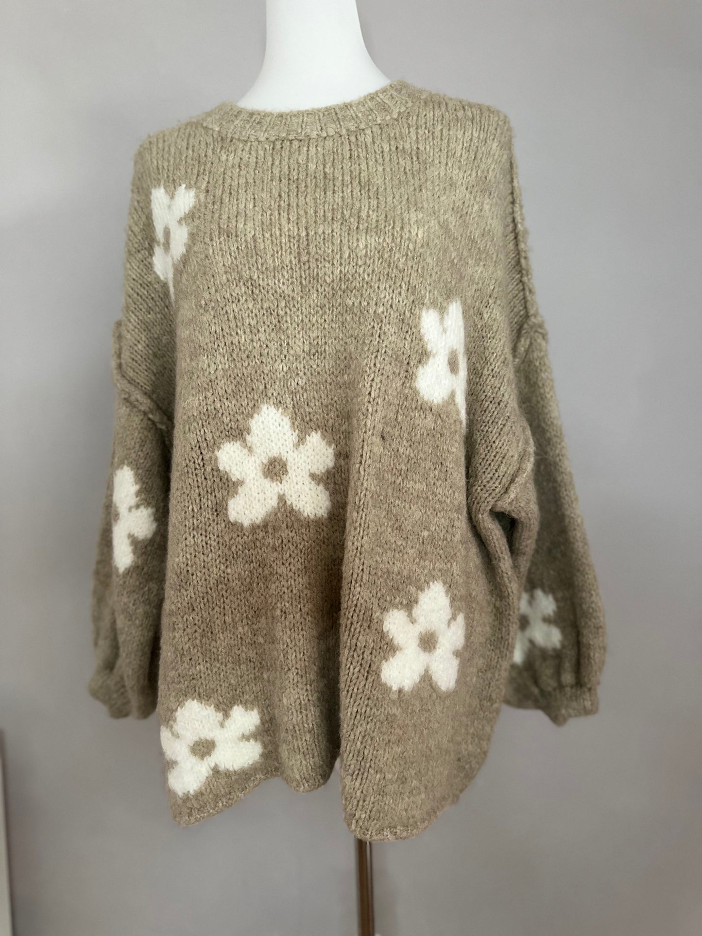 Strickpullover mit Blumen