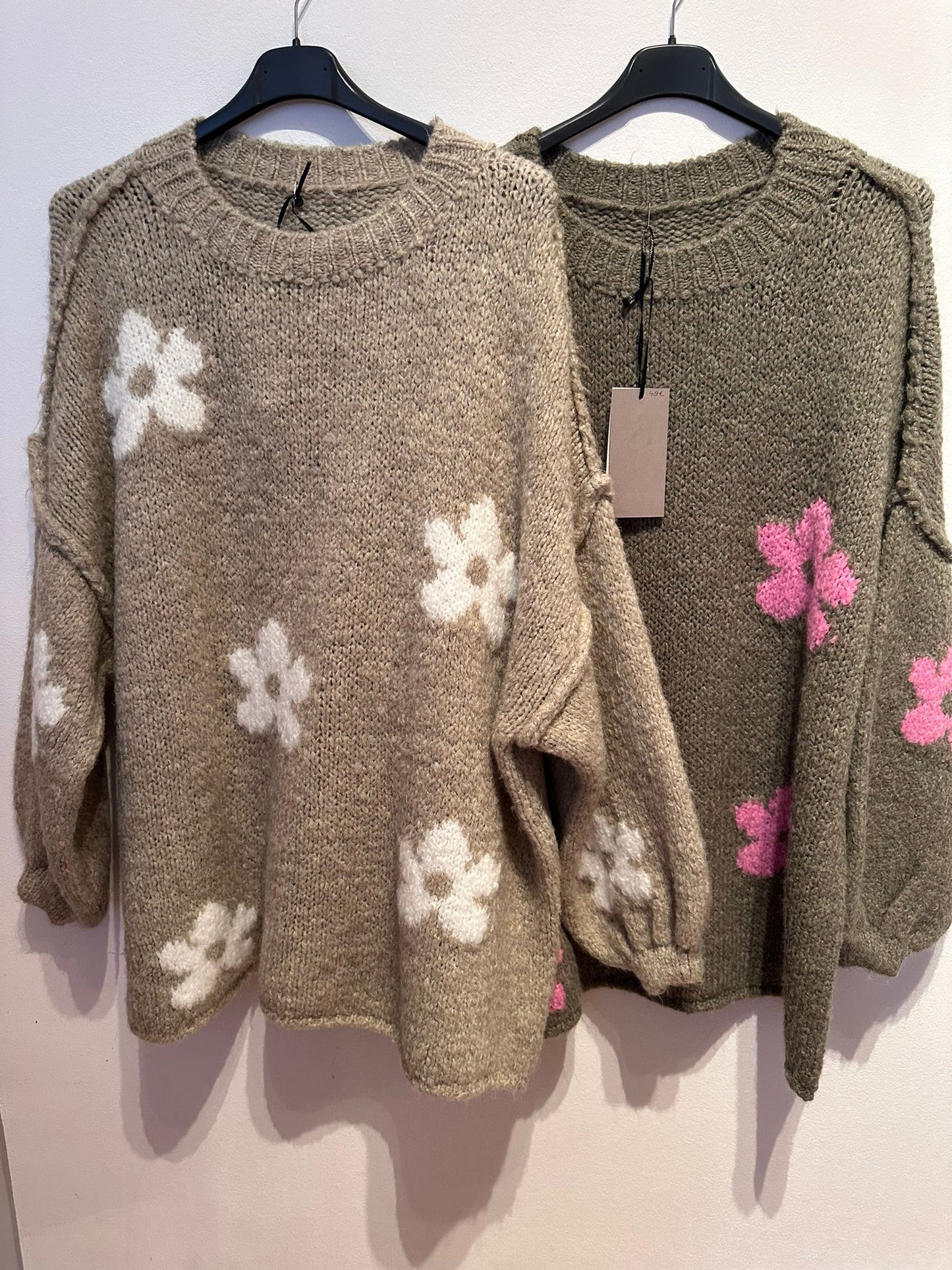 Strickpullover mit Blumen